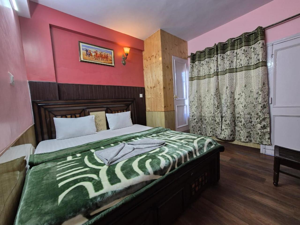 Bed and Breakfast Yug Shimla Exterior foto